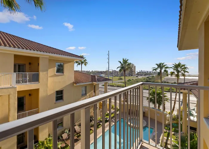 Cozy & Spacious Condo 10Min Walk To Beach