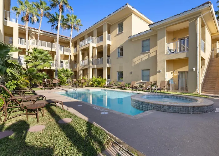 Cozy & Spacious Condo 10Min Walk To Beach