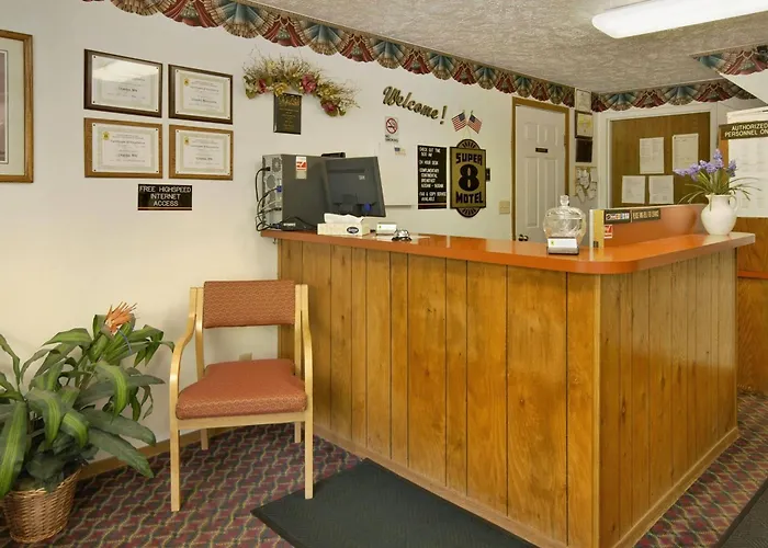 Super 8 By Wyndham Chaska Hotel