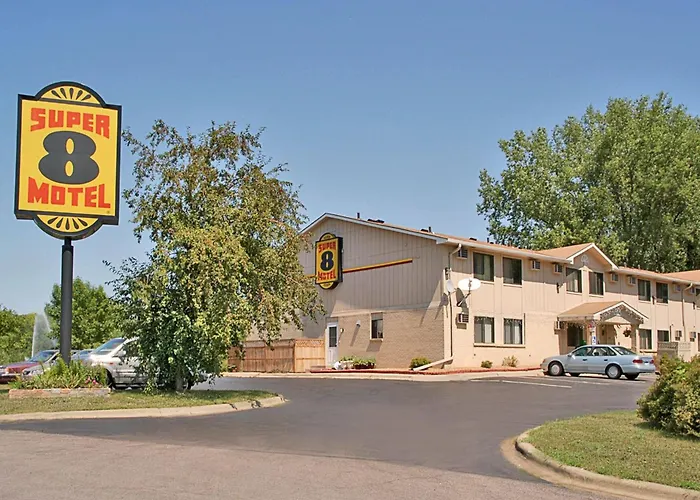 Super 8 By Wyndham Chaska Hotel