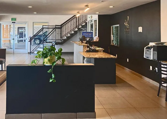 Quality Inn & Suites Near Downtown Bakersfield