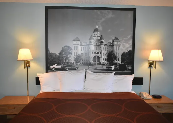 Super 8 By Wyndham Carthage Hotel