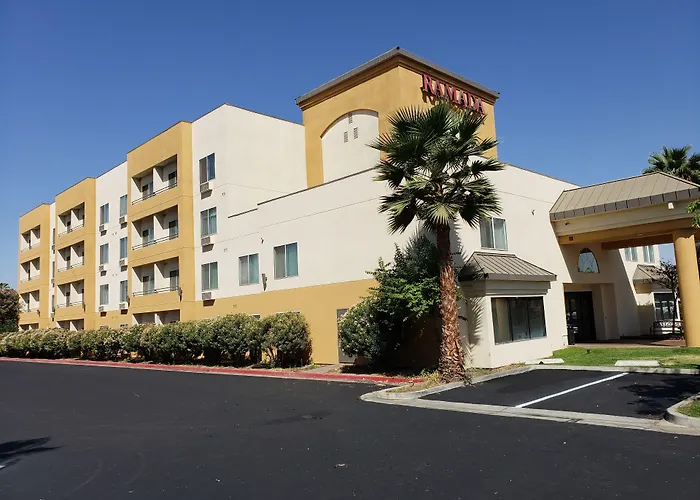 Ramada By Wyndham Bakersfield Hotel