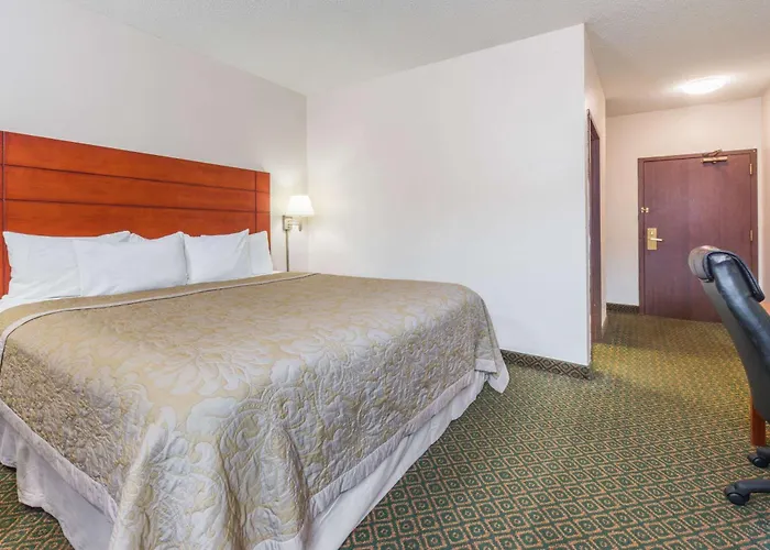 Super 8 By Wyndham St Charles