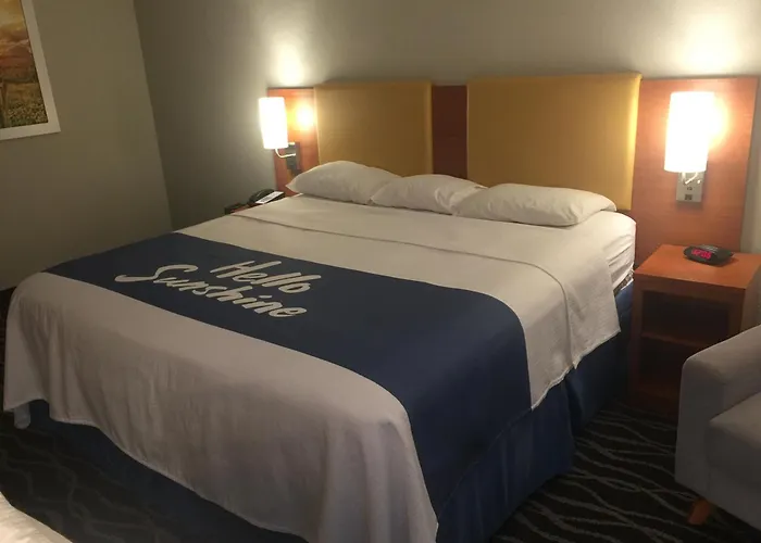 Days Inn & Suites By Wyndham Cincinnati North Springdale