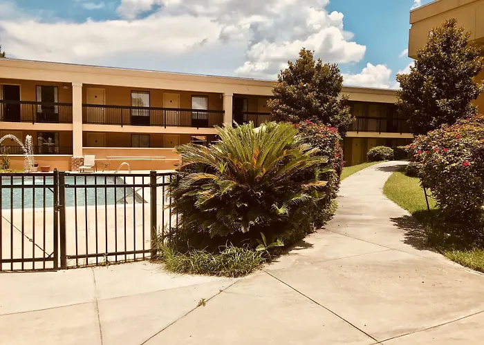 Quality Inn & Suites Conference Center Statesboro Historic District