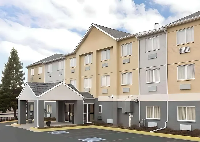 Dubuque Inn & Suites
