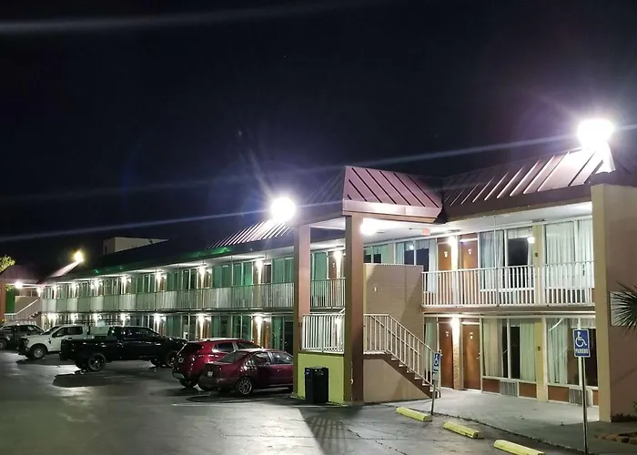 Days Inn & Suites By Wyndham Charleston Airport West
