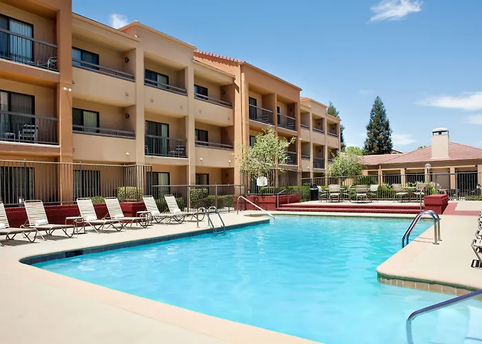 Courtyard By Marriott Bakersfield