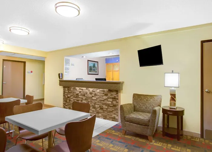 Super 8 By Wyndham Lewisburg