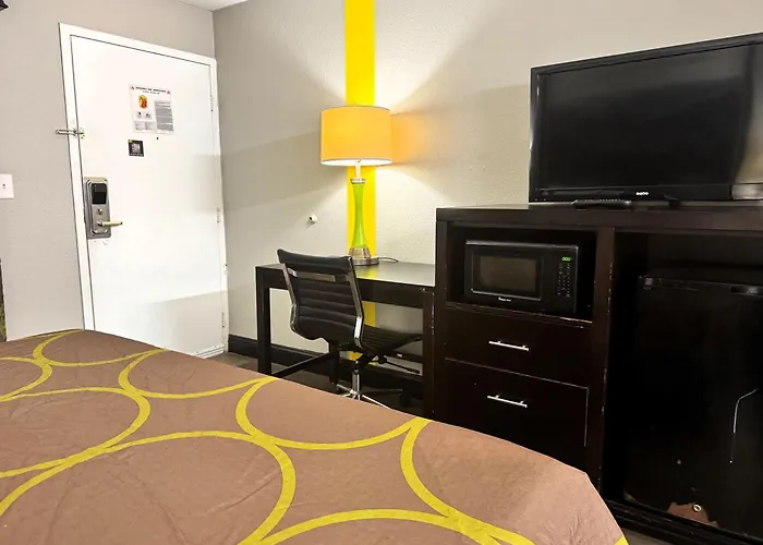 Super 8 By Wyndham Tupelo Airport
