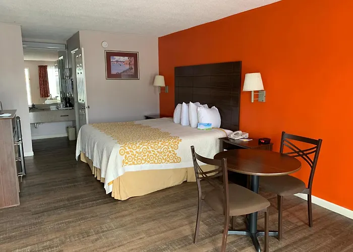 Days Inn By Wyndham Clinton