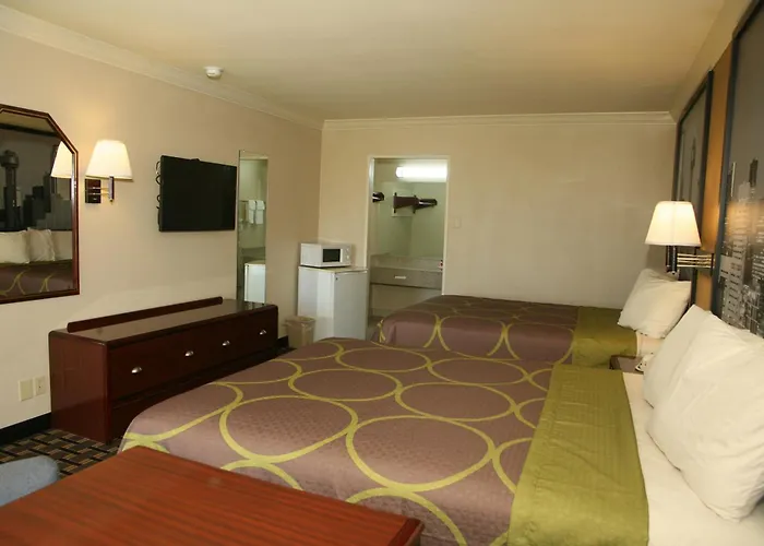 Super 8 By Wyndham Tyler Tx Hotel