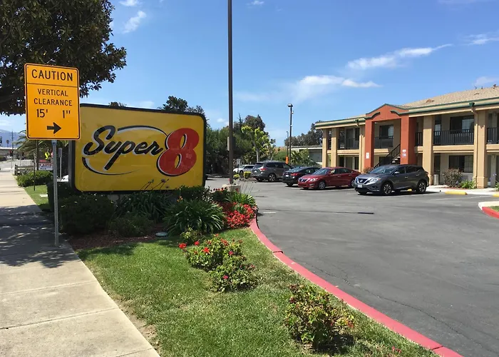 Super 8 By Wyndham Salinas Motel