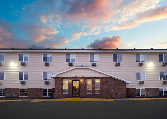 Super 8 By Wyndham Clinton Hotel