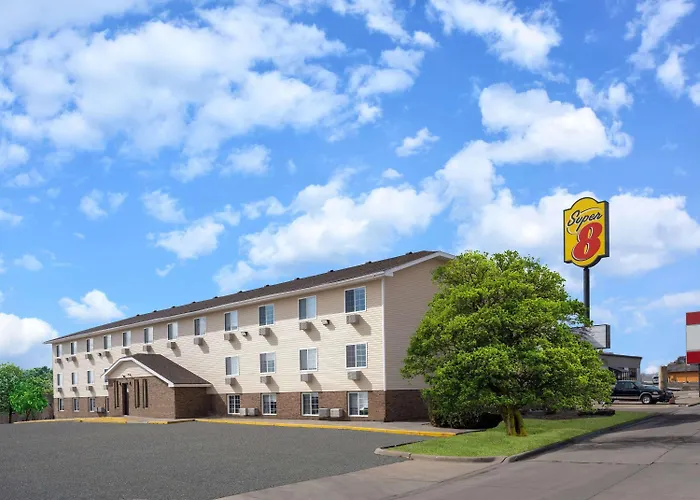 Super 8 By Wyndham Clinton Hotel