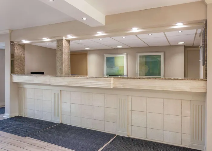 Days Inn & Suites By Wyndham Roseville/Detroit Area
