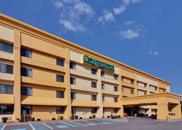 La Quinta By Wyndham Plattsburgh Hotel