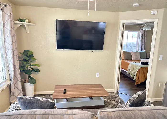 Near Downtown- Kitchen-Washerdryer-Parking