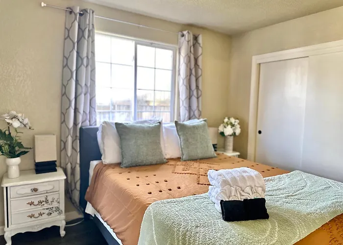 Near Downtown- Kitchen-Washerdryer-Parking