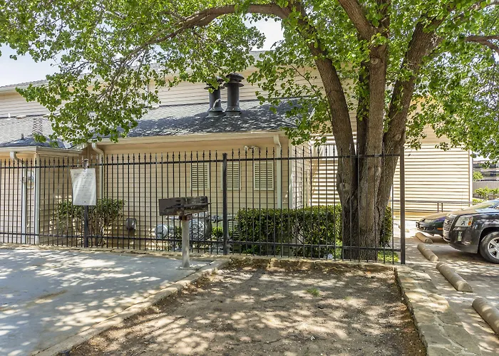 Hometowne Studios By Red Roof Dallas - North Addison - Tollway