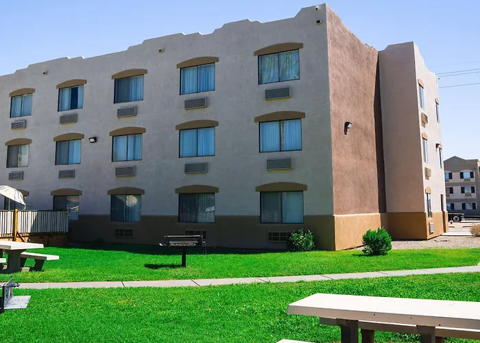 Super 8 By Wyndham Yuma Hotel