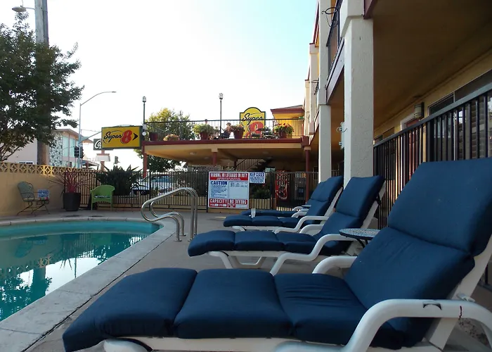 Super 8 By Wyndham Santa Cruz Beach