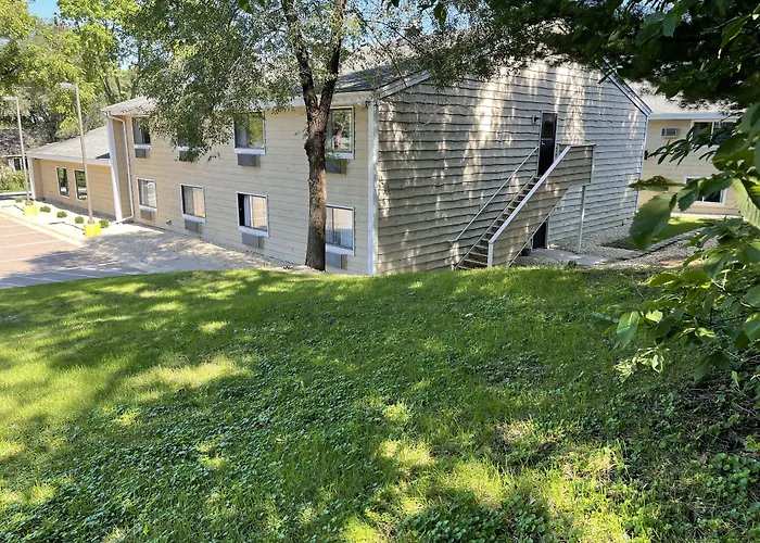 Nichols Inn & Suites