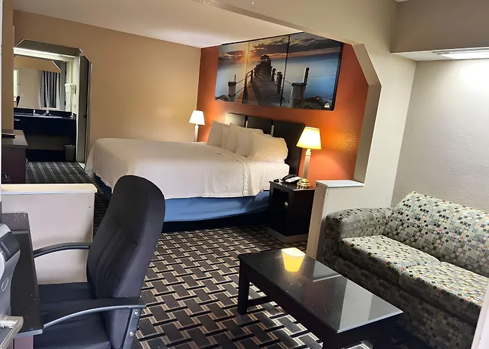 Days Inn & Suites By Wyndham Pine Bluff