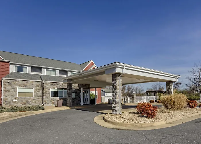 Clarion Pointe Staunton East
