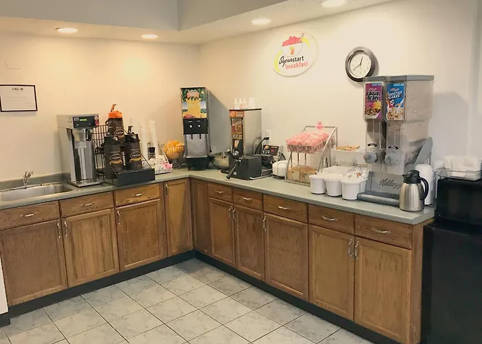 Super 8 By Wyndham Groton Hotel