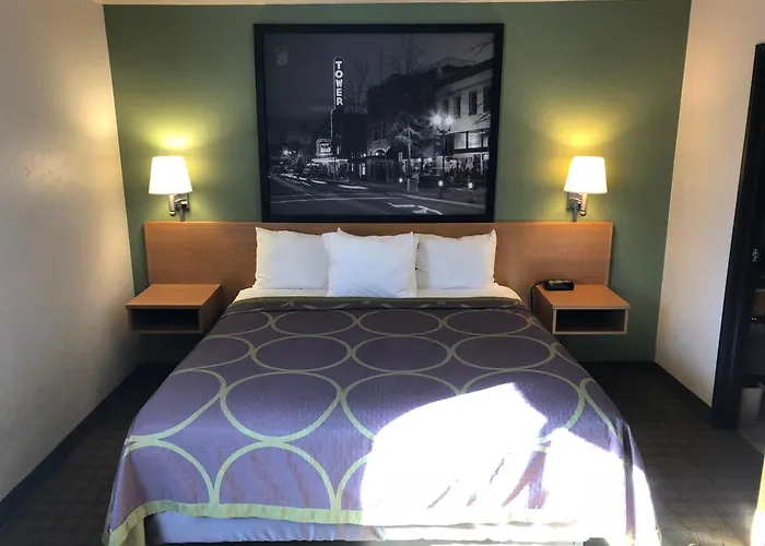 Super 8 By Wyndham Bend Hotel