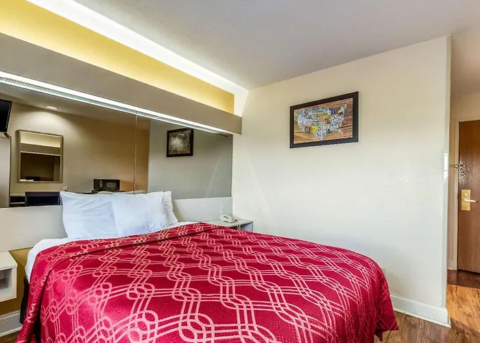 Econo Lodge Inn & Suites Evansville East Stevenson