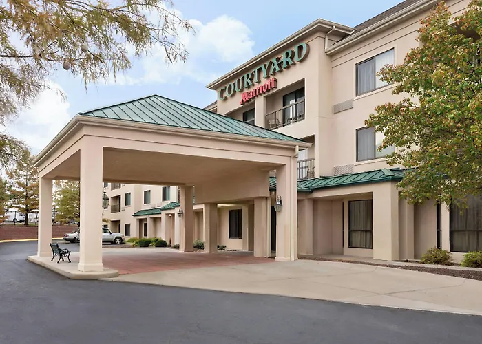 Courtyard By Marriott Topeka