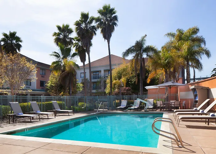 Courtyard By Marriott Oakland Airport