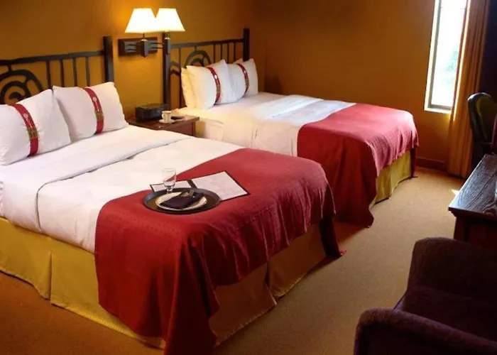 Holiday Inn Hotel Pewaukee-Milwaukee West By Ihg