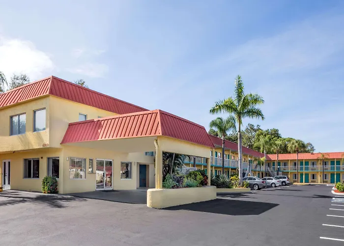 Super 8 By Wyndham Sarasota Near Siesta Key Motel