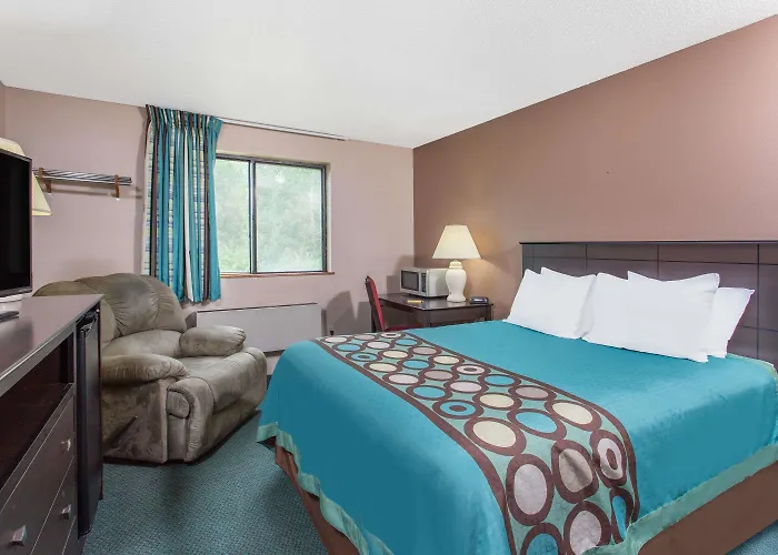 Super 8 By Wyndham Austin Mn Hotel