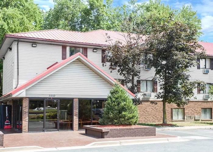 Super 8 By Wyndham Waldorf Motel