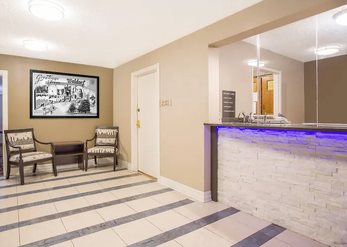 Super 8 By Wyndham Waldorf Motel