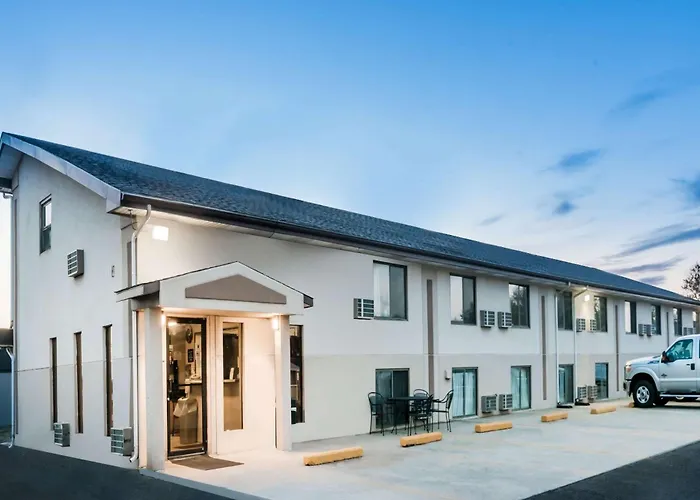 Super 8 By Wyndham Bowman Hotel