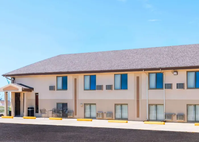 Super 8 By Wyndham Bowman Hotel