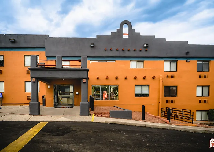 Super 8 By Wyndham Santa Fe Hotel