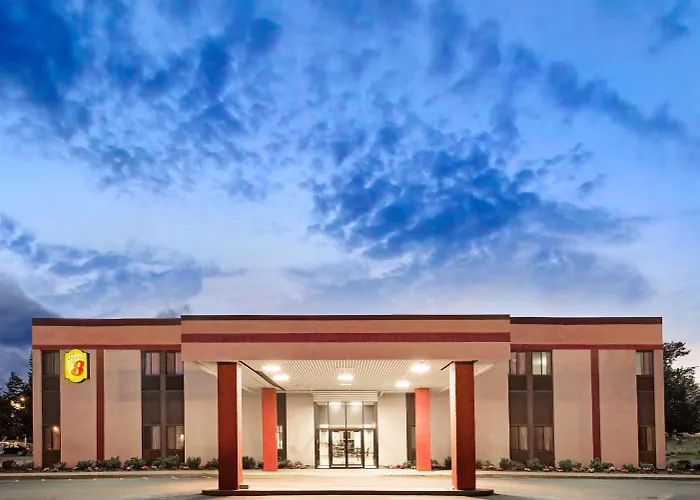 Super 8 By Wyndham Brockton Hotel