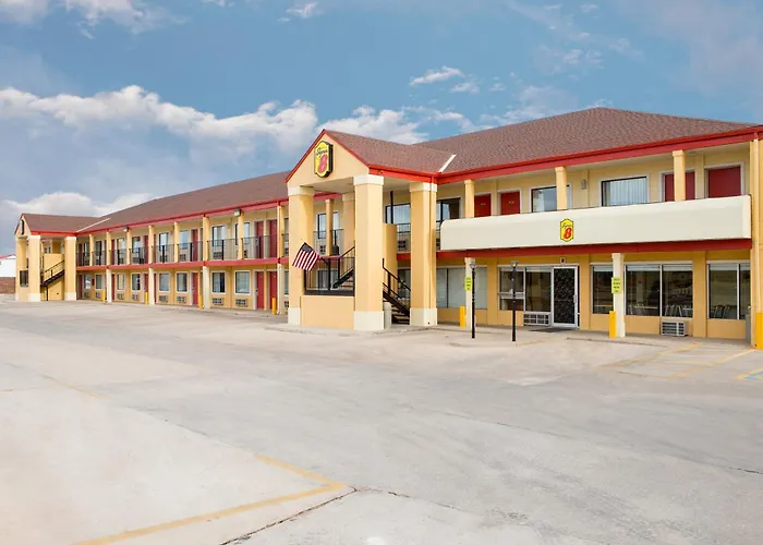 Super 8 By Wyndham Woodward Hotel