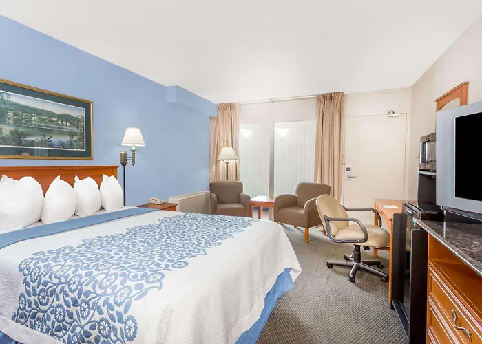Days Inn By Wyndham Cedar Falls- University Plaza