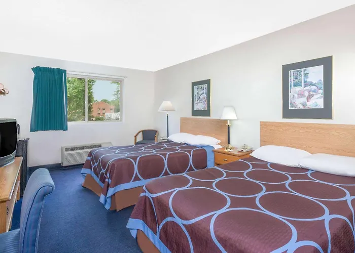 Super 8 By Wyndham Kingston Hotel