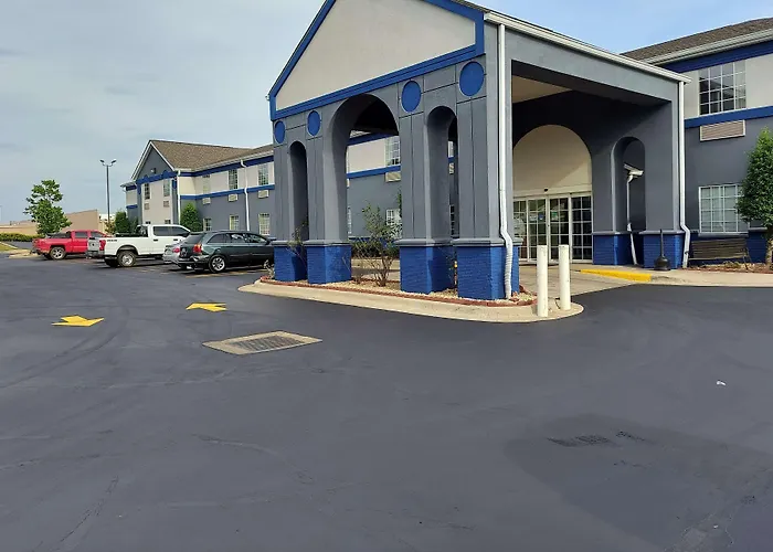 Days Inn & Suites By Wyndham Huntsville