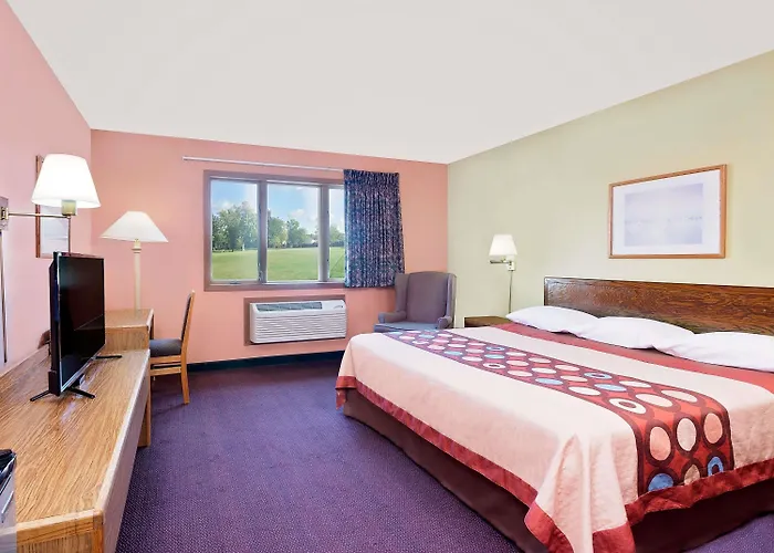 Super 8 By Wyndham Sturgeon Bay Hotel