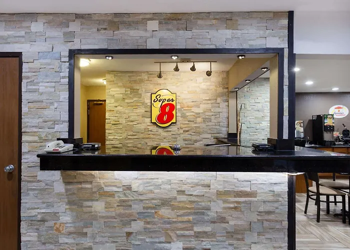 Super 8 By Wyndham Decorah Hotel